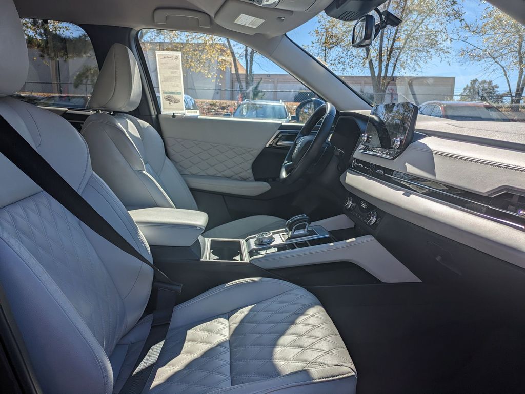 Thumbnail: 2024 Mitsubishi Outlander - 30