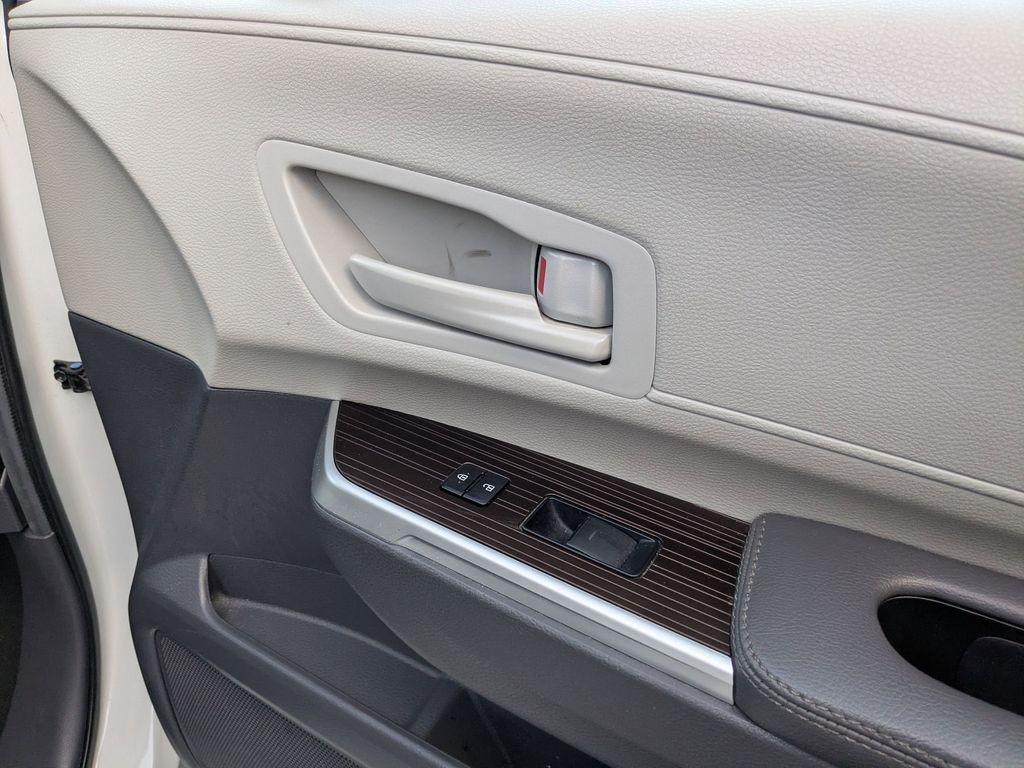 Thumbnail: 2024 Toyota Sienna - 32