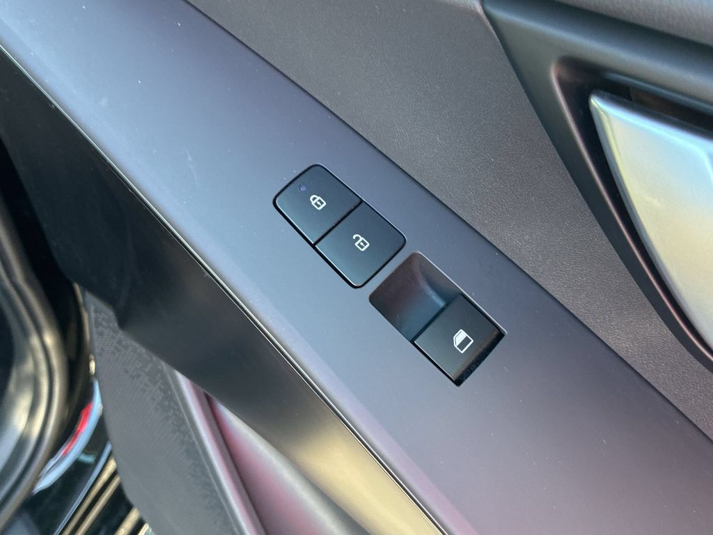 Thumbnail: 2025 Kia Niro - 33
