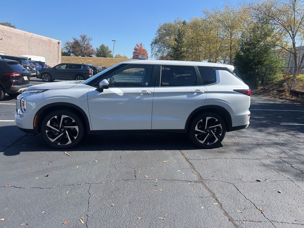 Thumbnail: 2024 Mitsubishi Outlander - 9