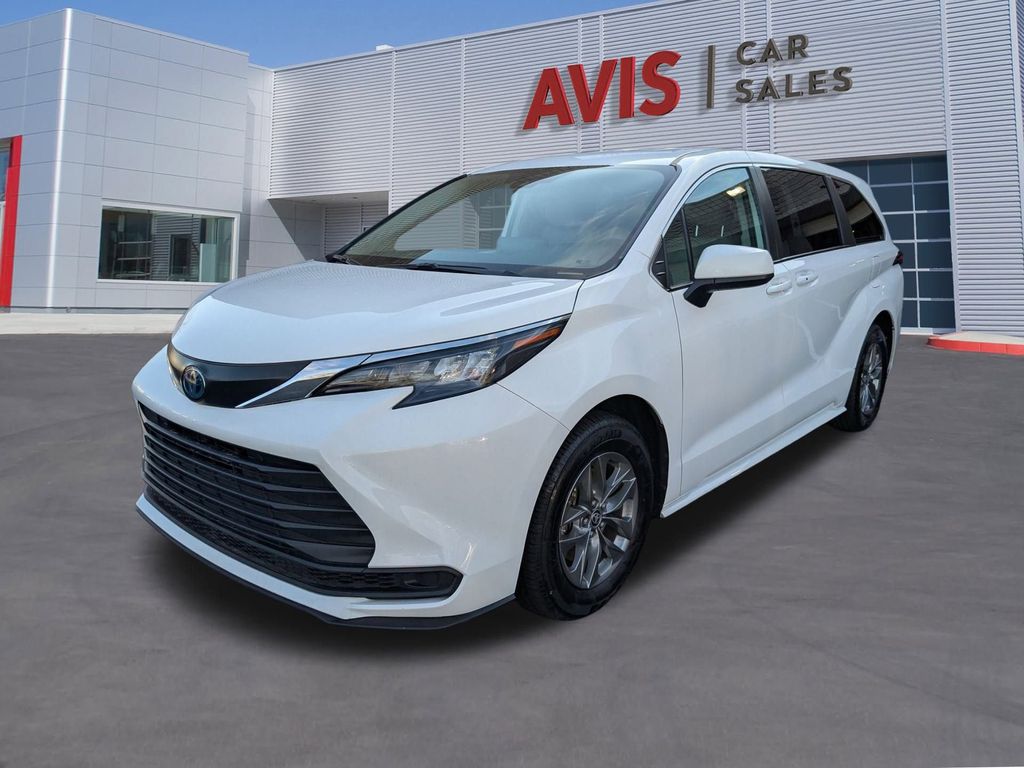 2024 Toyota Sienna LE