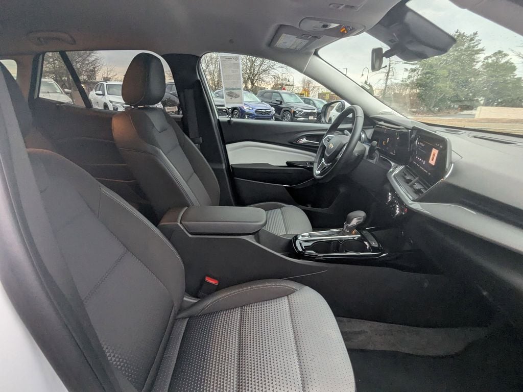 Thumbnail: 2025 Chevrolet Trax - 32