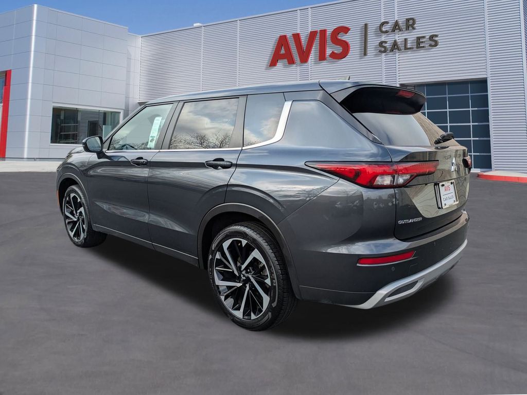 Thumbnail: 2024 Mitsubishi Outlander - 9