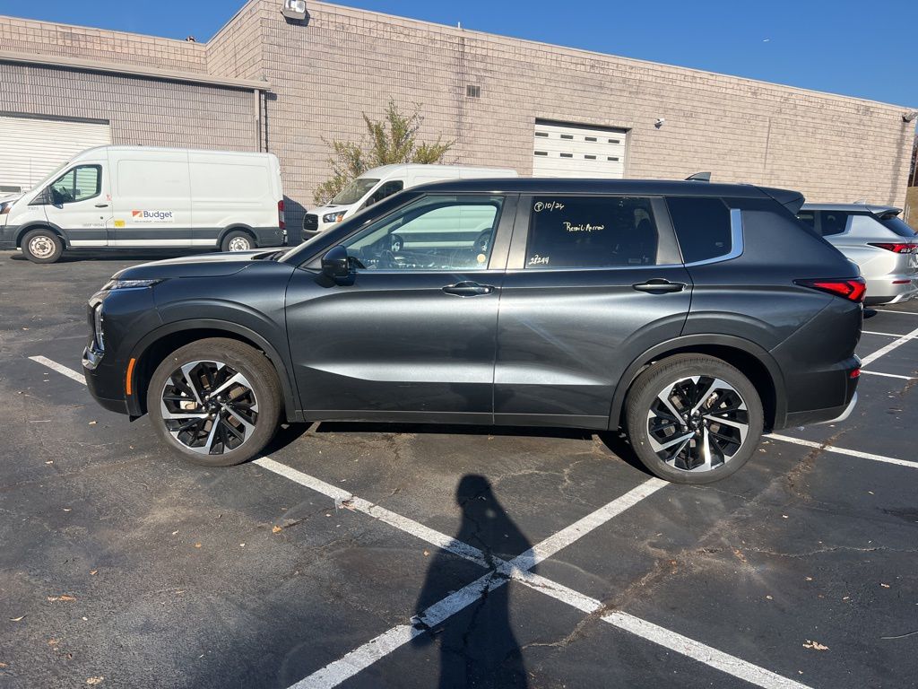 Thumbnail: 2024 Mitsubishi Outlander - 9