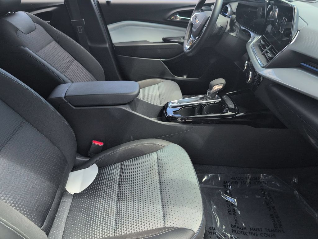Thumbnail: 2025 Chevrolet Trax - 30