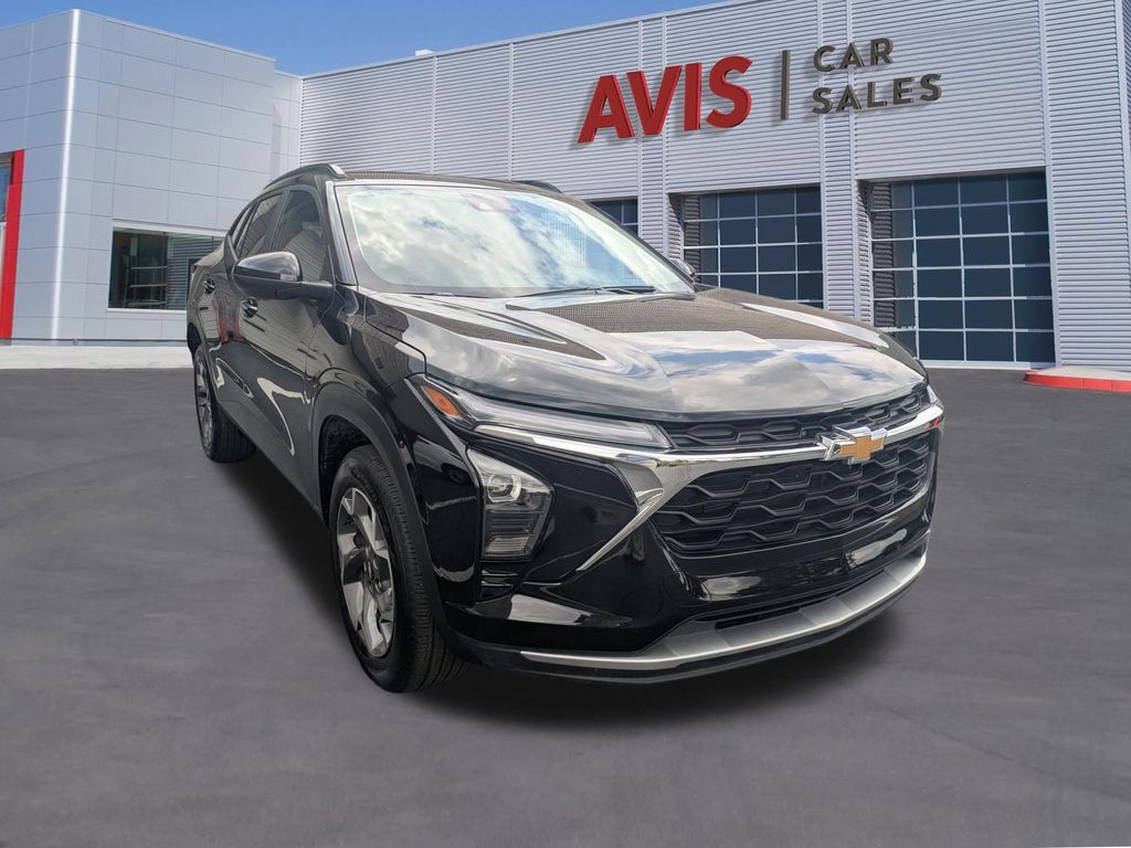 Thumbnail: 2025 Chevrolet Trax - 3