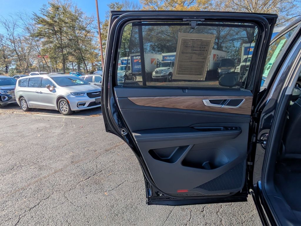 Thumbnail: 2025 Volkswagen Atlas - 24