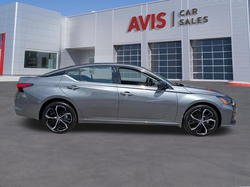 2025 Nissan Altima SR - Photo 5