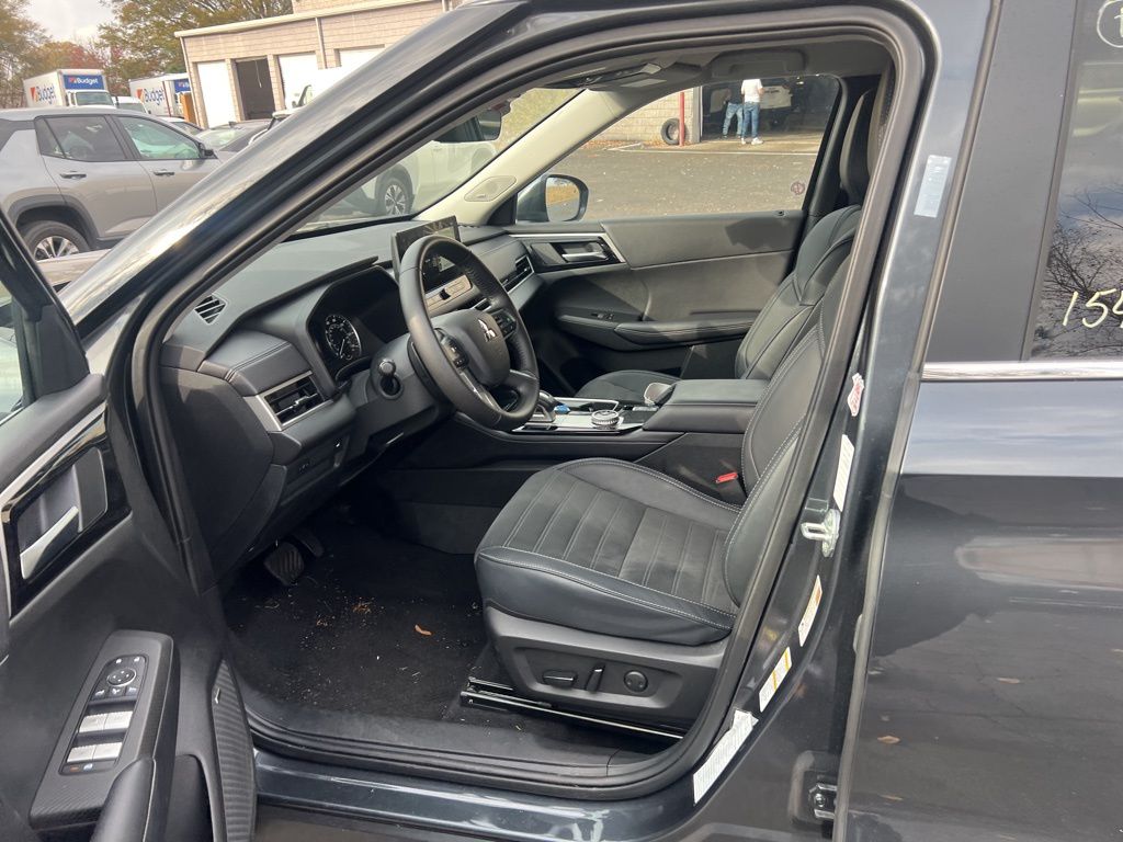 Thumbnail: 2025 Mitsubishi Outlander - 6