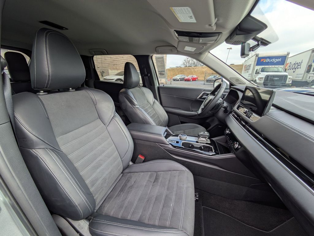 Thumbnail: 2025 Mitsubishi Outlander - 30