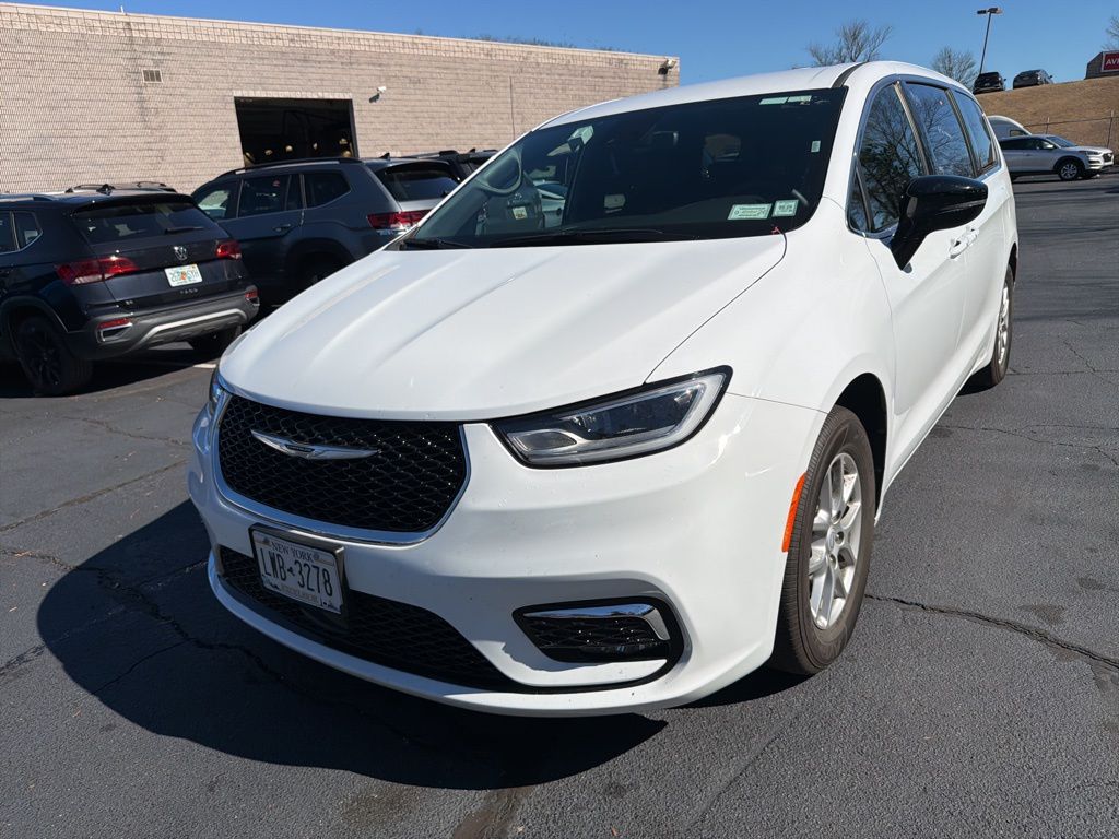 Thumbnail: 2025 Chrysler Pacifica - 1