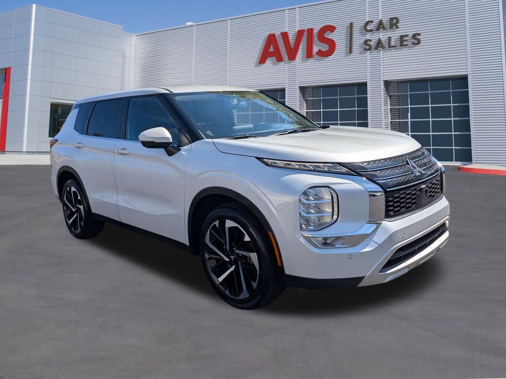 2024 Mitsubishi Outlander SE photo 2