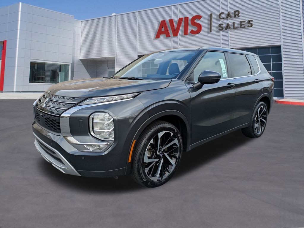 2024 Mitsubishi Outlander SE's photo