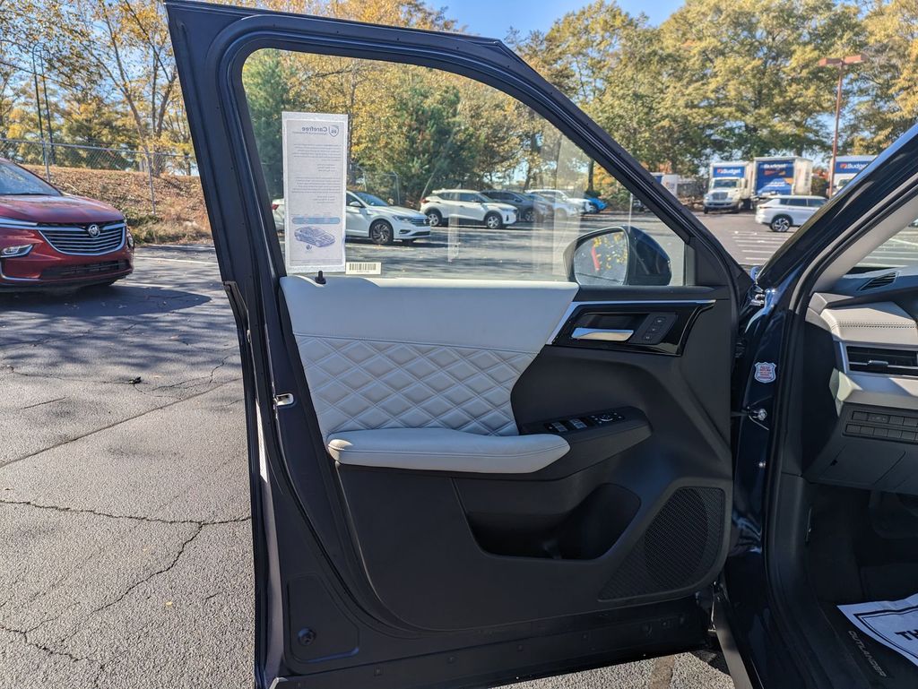 Thumbnail: 2024 Mitsubishi Outlander - 11