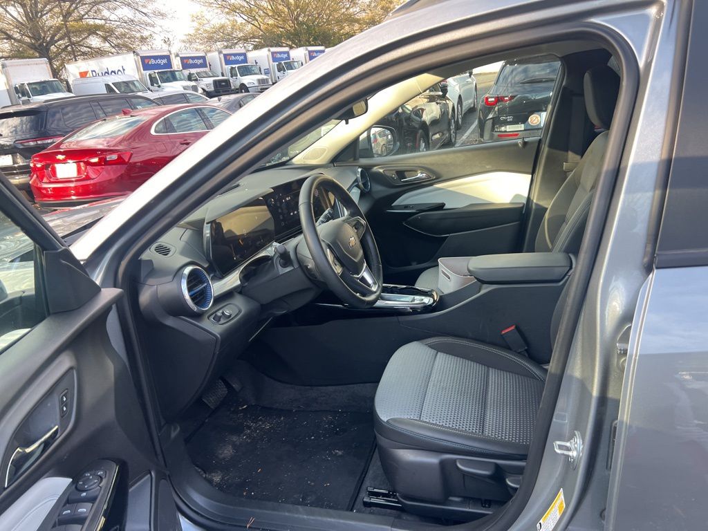 Thumbnail: 2025 Chevrolet Trax - 6