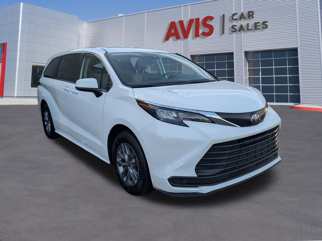 Thumbnail: 2024 Toyota Sienna - 3