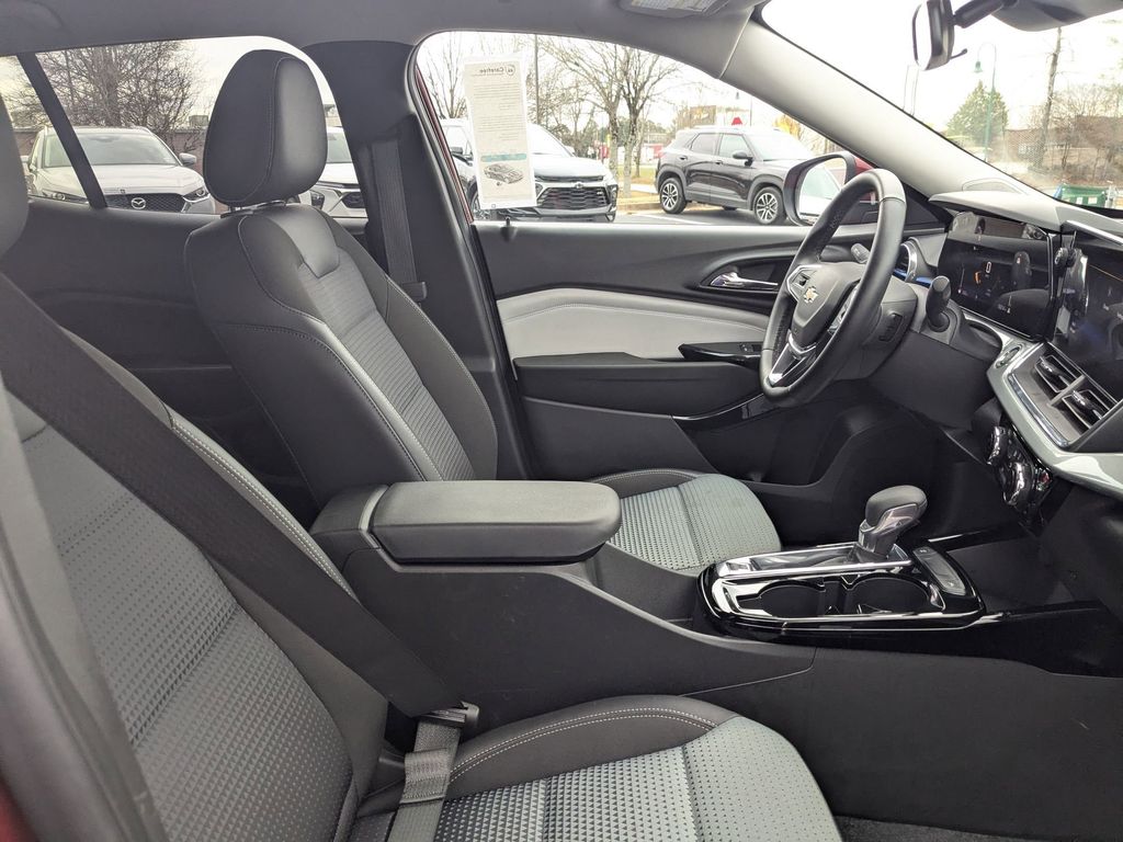 Thumbnail: 2025 Chevrolet Trax - 32