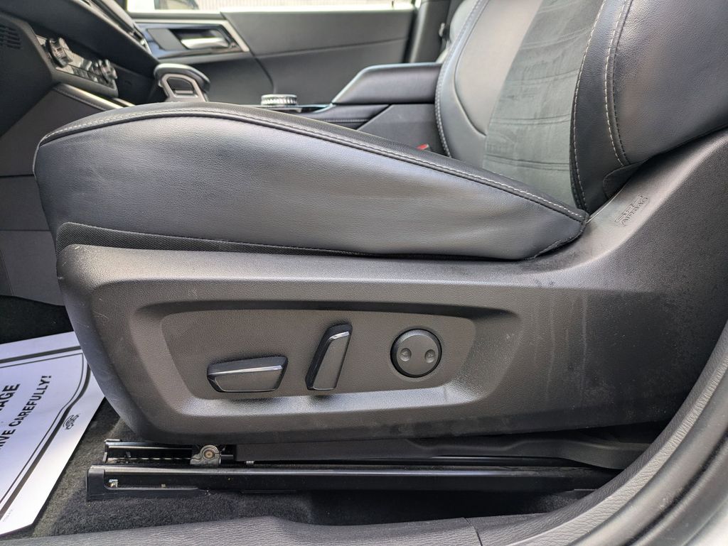 Thumbnail: 2025 Mitsubishi Outlander - 14