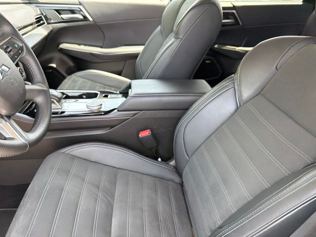Thumbnail: 2025 Mitsubishi Outlander - 4