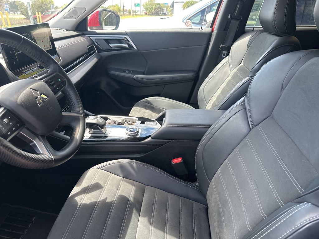 Thumbnail: 2025 Mitsubishi Outlander - 1