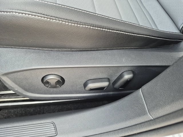 2025 Volkswagen Jetta SE - Photo 14