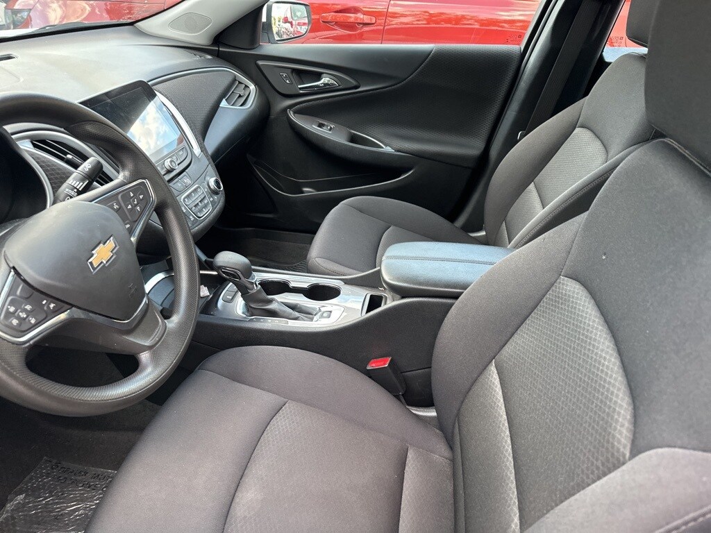 2024 Chevrolet Malibu 1LT photo 2