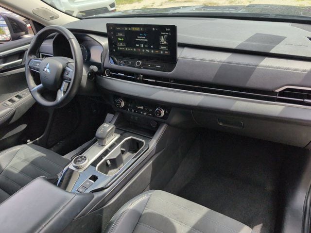 Thumbnail: 2025 Mitsubishi Outlander - 32