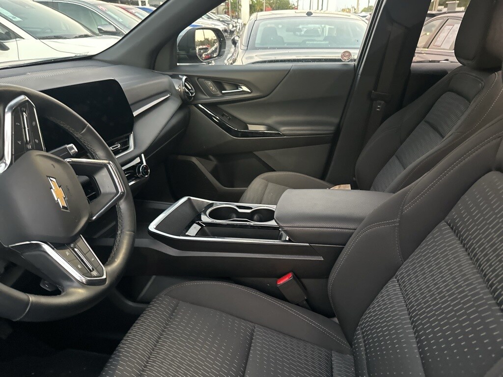 2025 Chevrolet Equinox LT photo 3