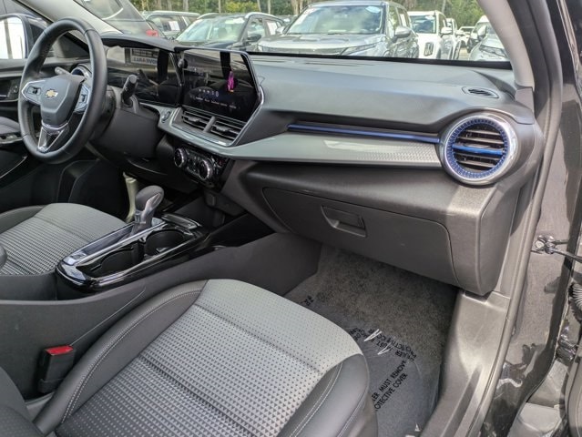 Thumbnail: 2025 Chevrolet Trax - 32