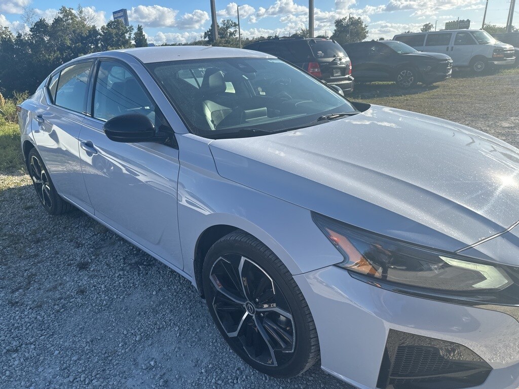 2025 Nissan Altima SR photo 2