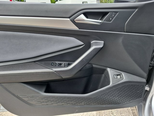 2025 Volkswagen Jetta SE - Photo 11