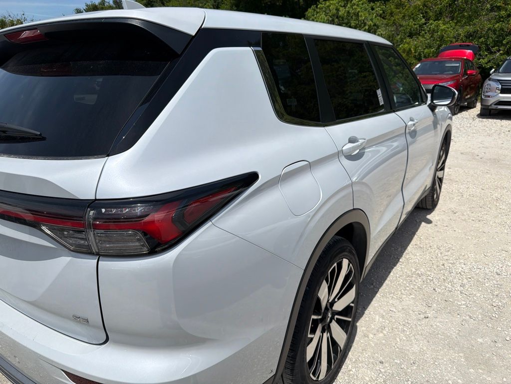 Thumbnail: 2025 Mitsubishi Outlander - 8