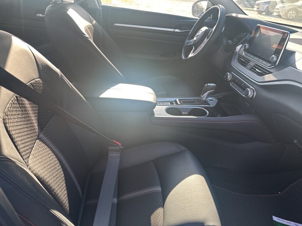 2025 Nissan Altima SR photo 3