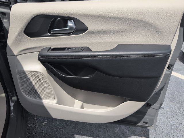Thumbnail: 2023 Chrysler Pacifica - 32