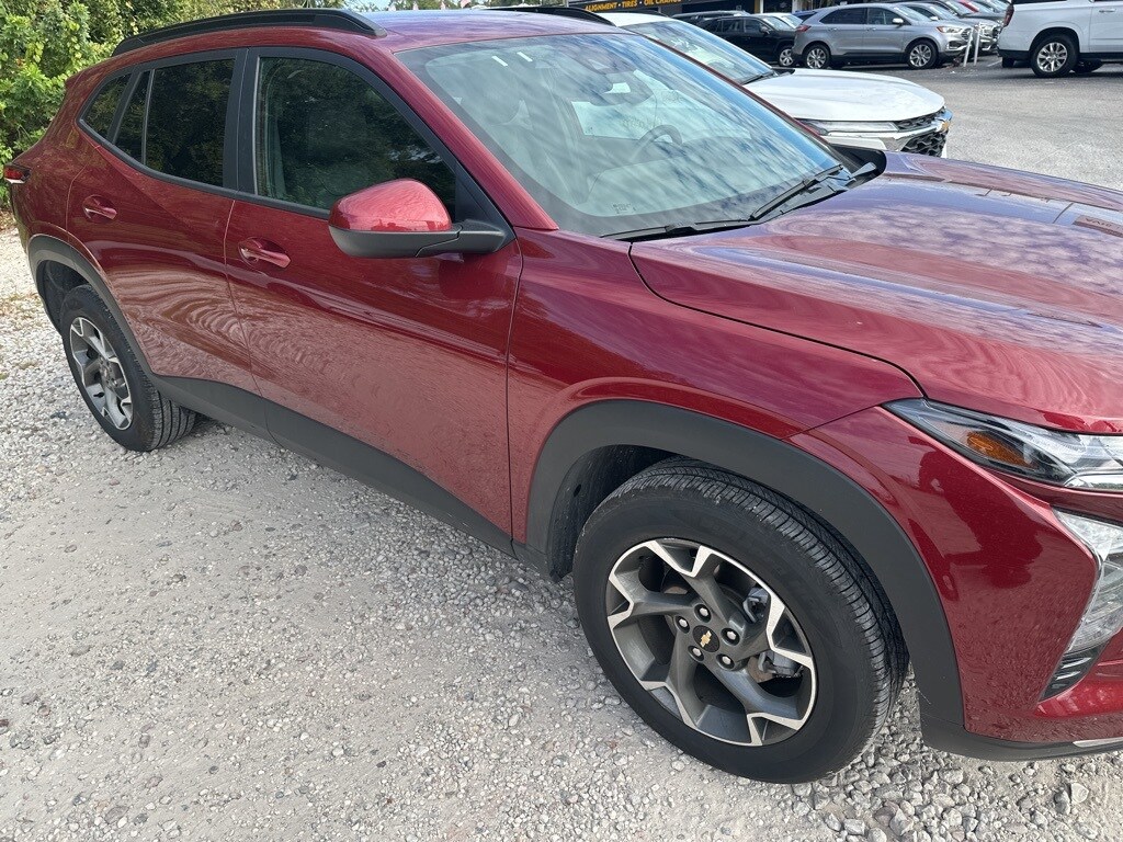 2025 Chevrolet Trax LT photo 3