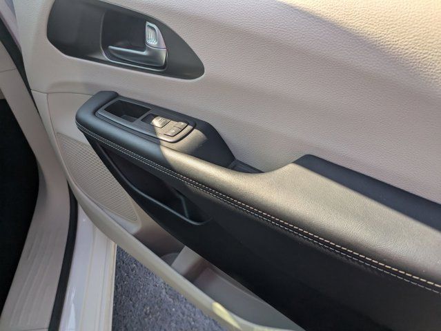 Thumbnail: 2024 Chrysler Pacifica - 32