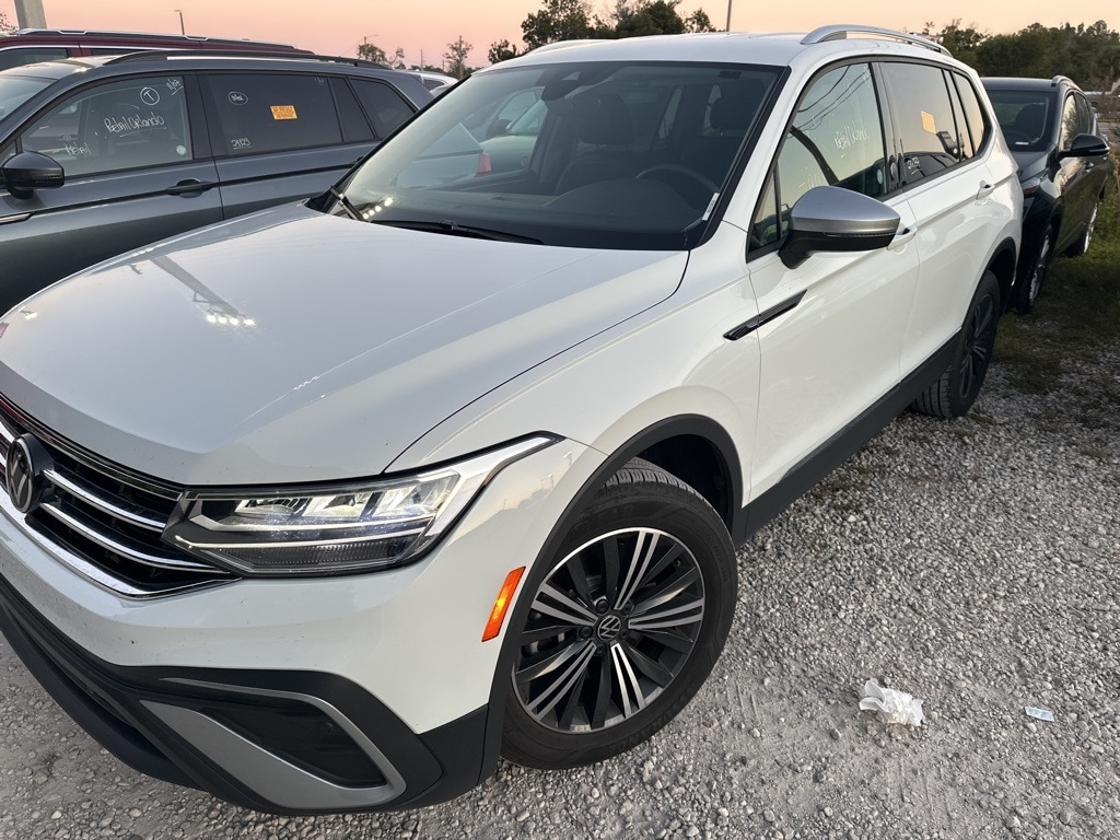 2024 Volkswagen Tiguan SE's photo