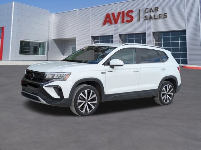 2024 Volkswagen Taos SE's photo