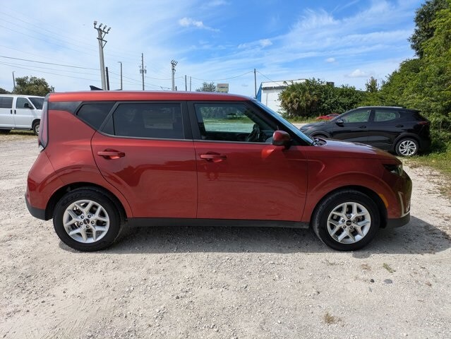 2024 Kia Soul LX photo 2