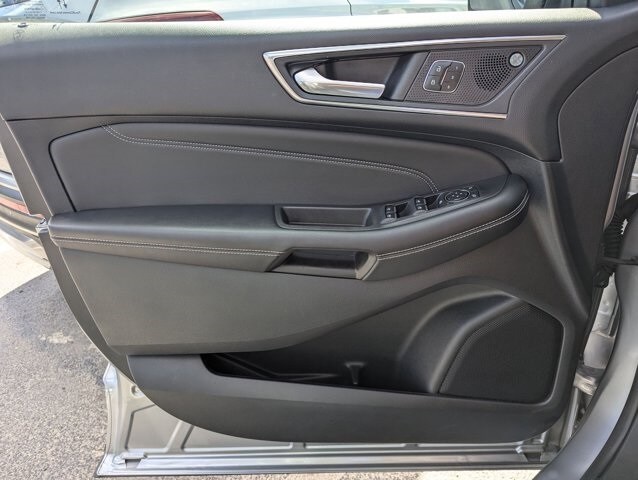 2022 Ford Edge Titanium photo 2