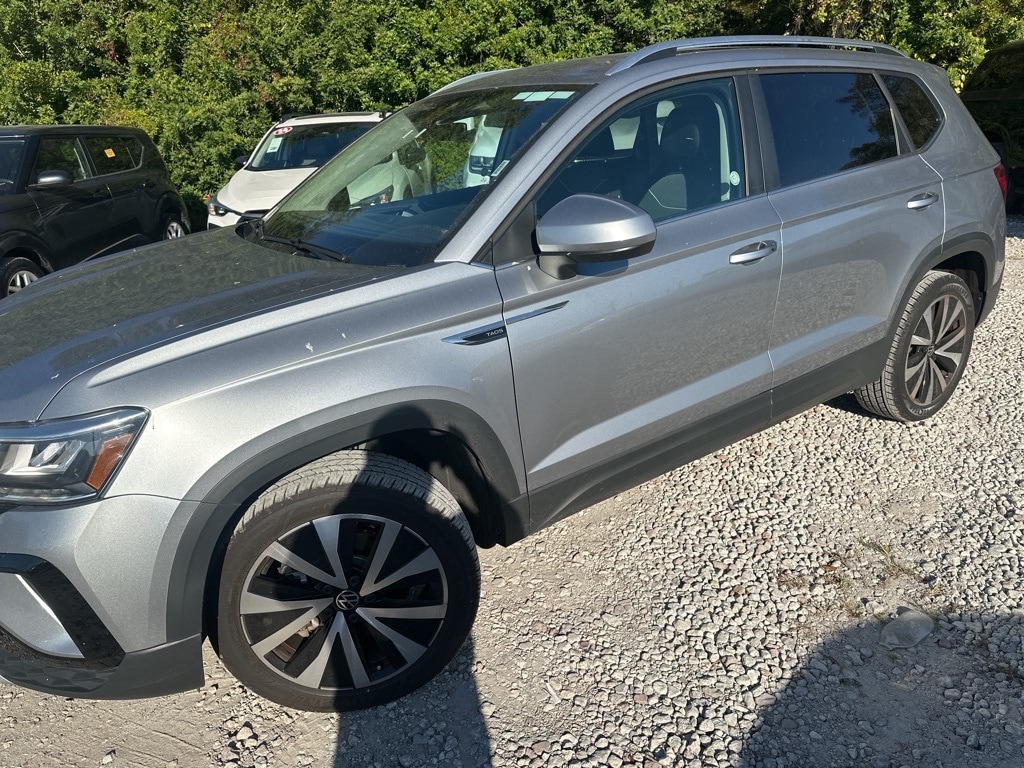 2024 Volkswagen Taos SE's photo