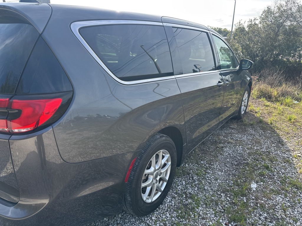 Thumbnail: 2023 Chrysler Pacifica - 4