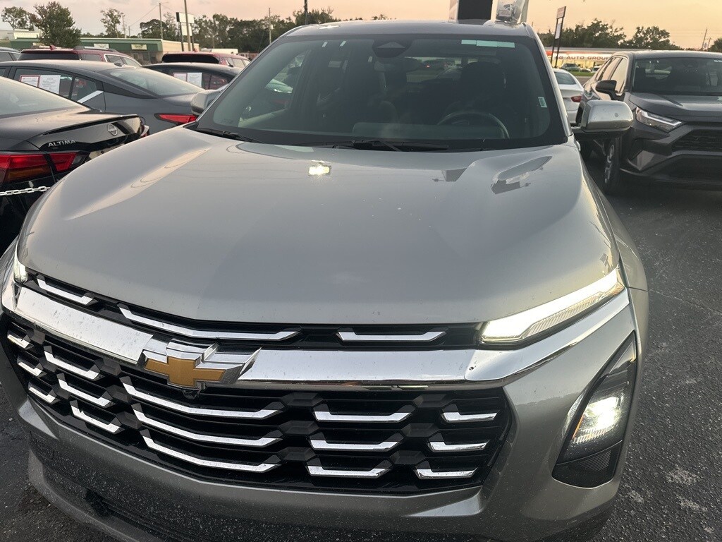 2025 Chevrolet Equinox LT photo 2