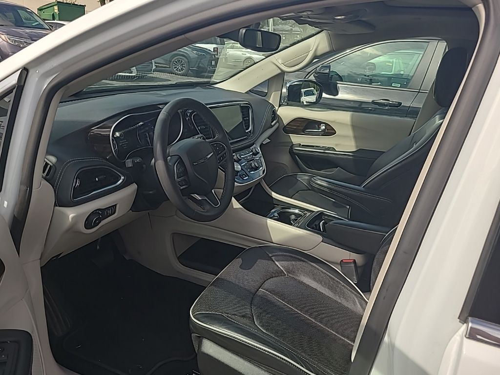 Thumbnail: 2023 Chrysler Pacifica - 3