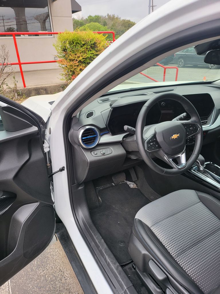 Thumbnail: 2025 Chevrolet Trax - 3