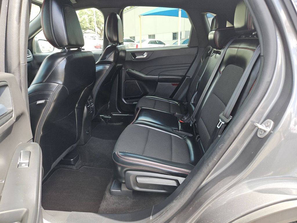 2025 Ford Escape ST-Line - Photo 17