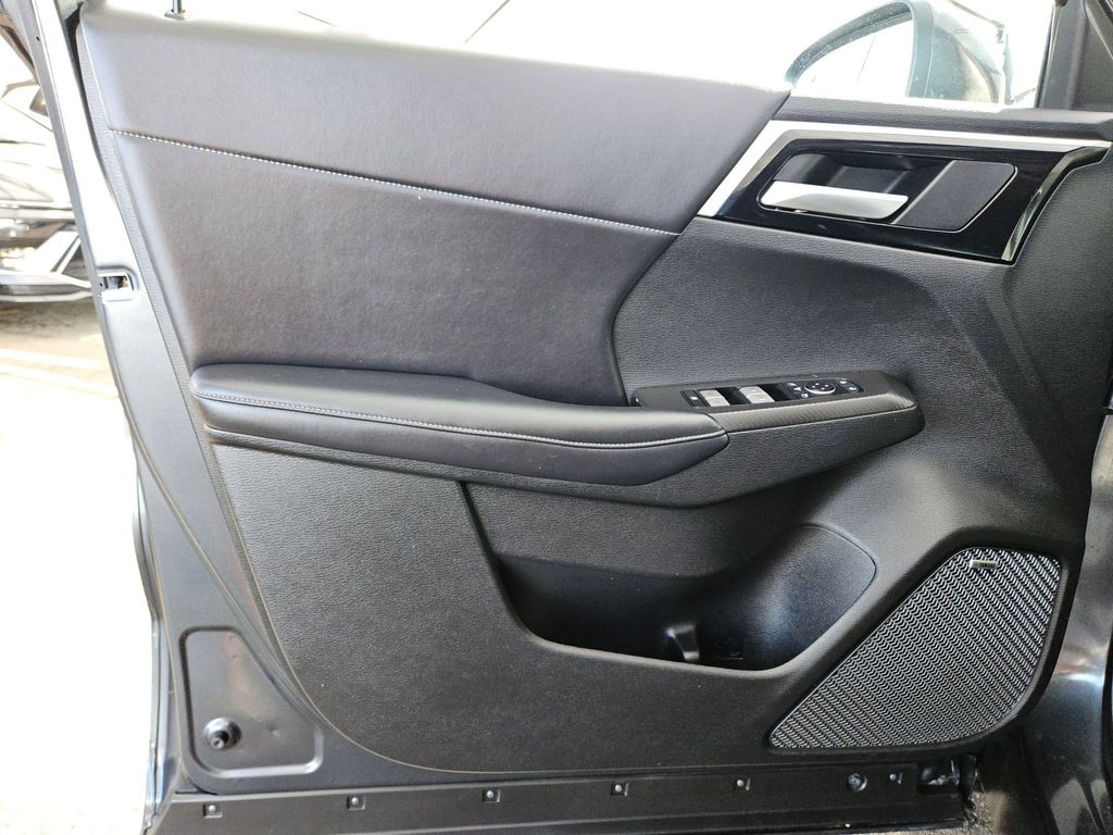Thumbnail: 2025 Mitsubishi Outlander - 14