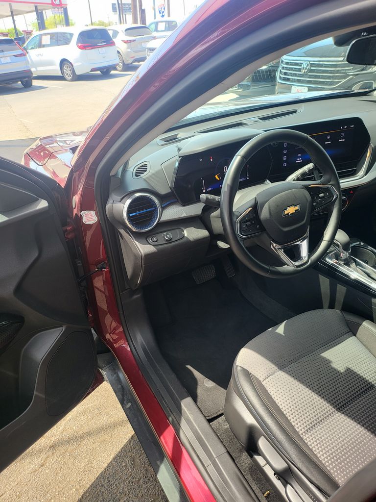 Thumbnail: 2025 Chevrolet Trax - 3