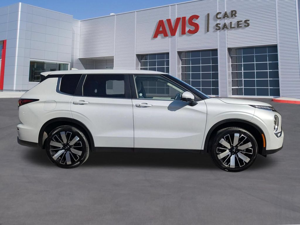 Thumbnail: 2025 Mitsubishi Outlander - 7