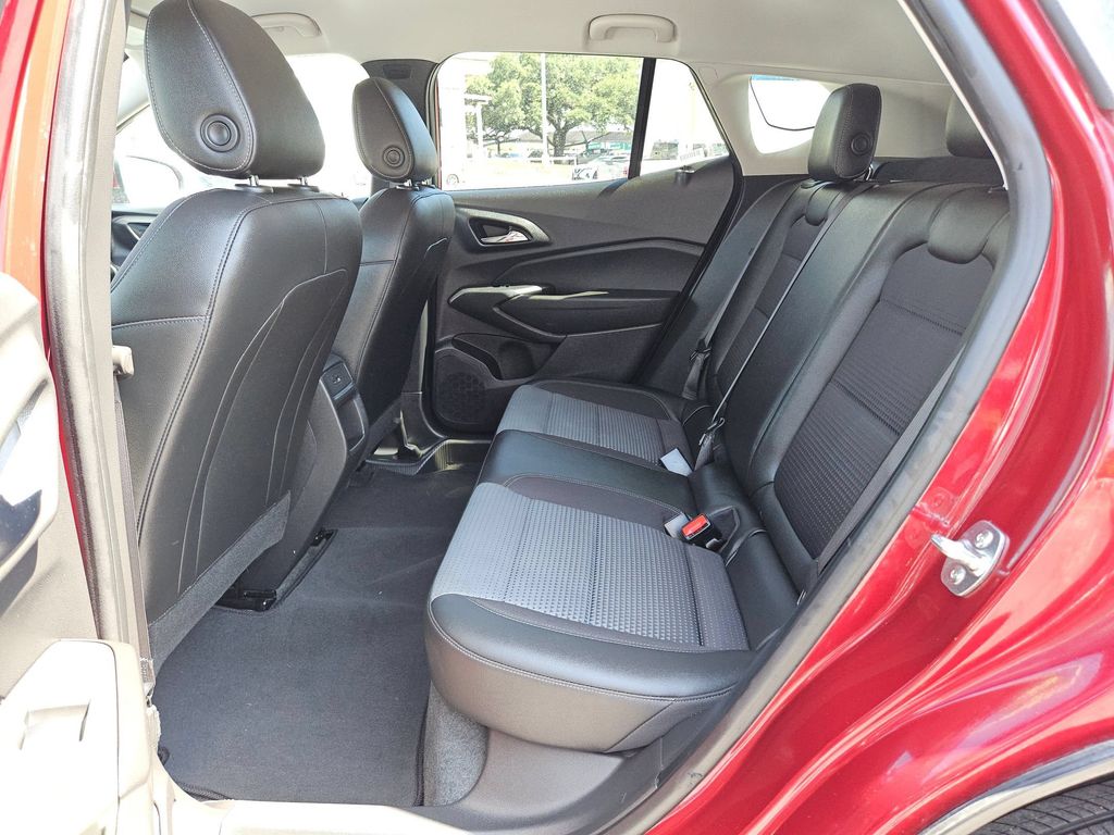 2025 Chevrolet Trax LT - Photo 17